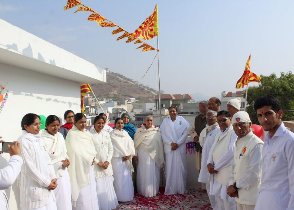 प्रजापिता ब्रह्माकुमारी ईश्वरीय विश्व विधालय प्रभु उपहार भवन श्री स्याम कॉलोनी  मे शिव ध्वज फहराया